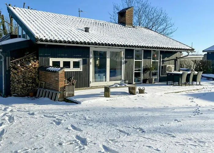 Architect-designed By The Water 別荘